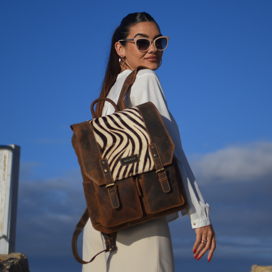 IULIUS Full Grain Leather Laptop Backpack 15.6" – Animal Print Flap - Mochila de Cuero Full Grain con Solapa Animal Print – Portátil 15,6” – IULIUS