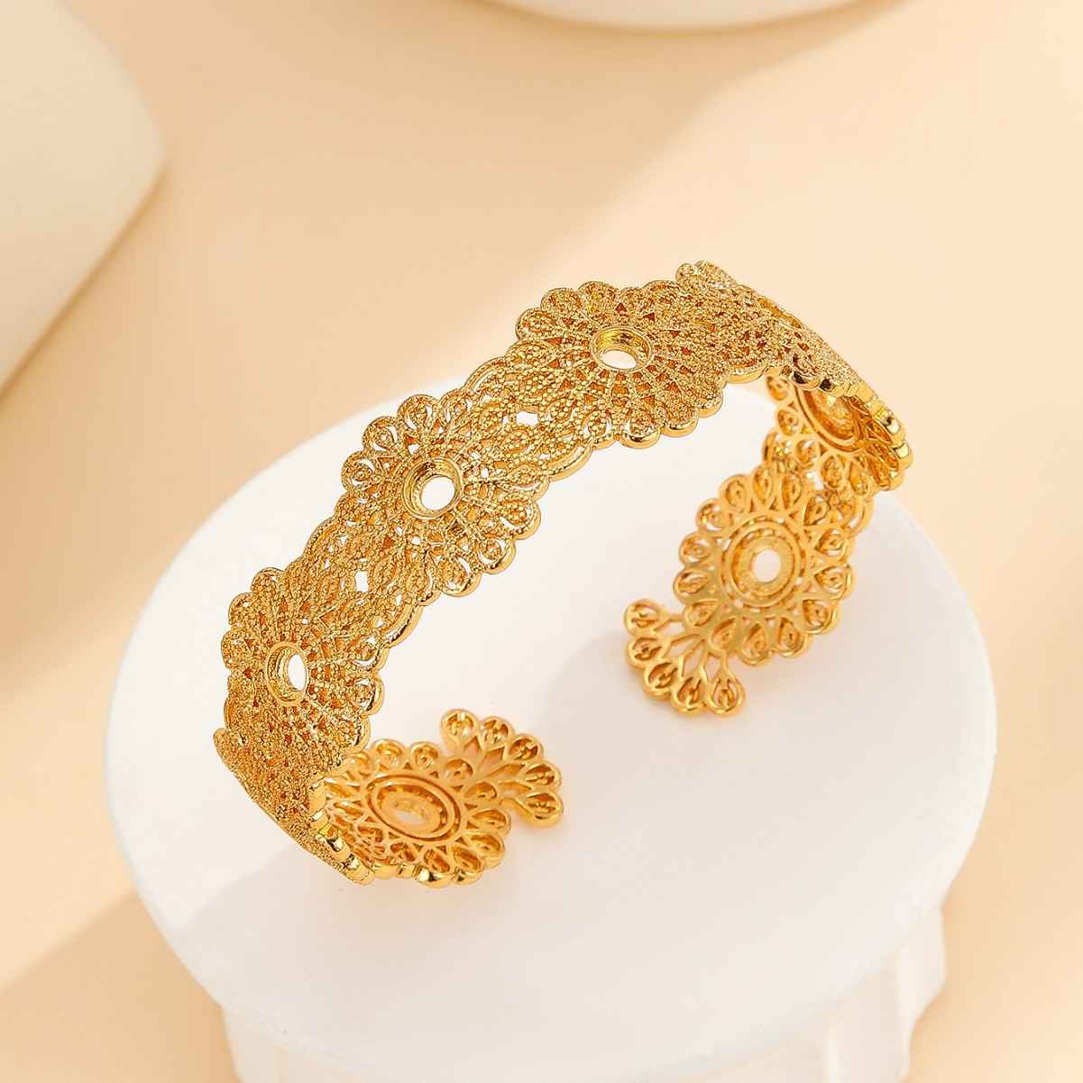 Court-Style Golden Hollow Lace Flower Bracelet Luxurious 18K Gold-Plated Open-End Adjustable Bangle