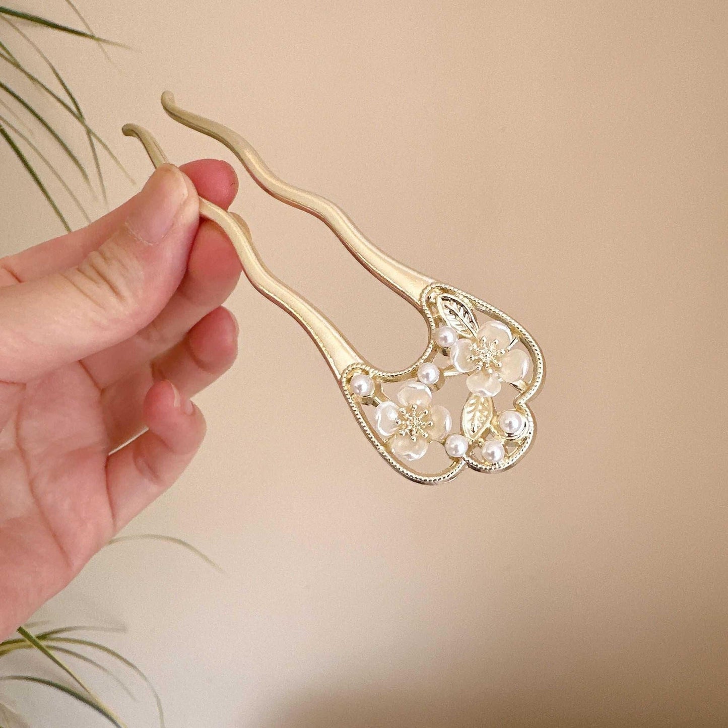 Elegant Beads Camellia Style U-Shaped Hair Pin