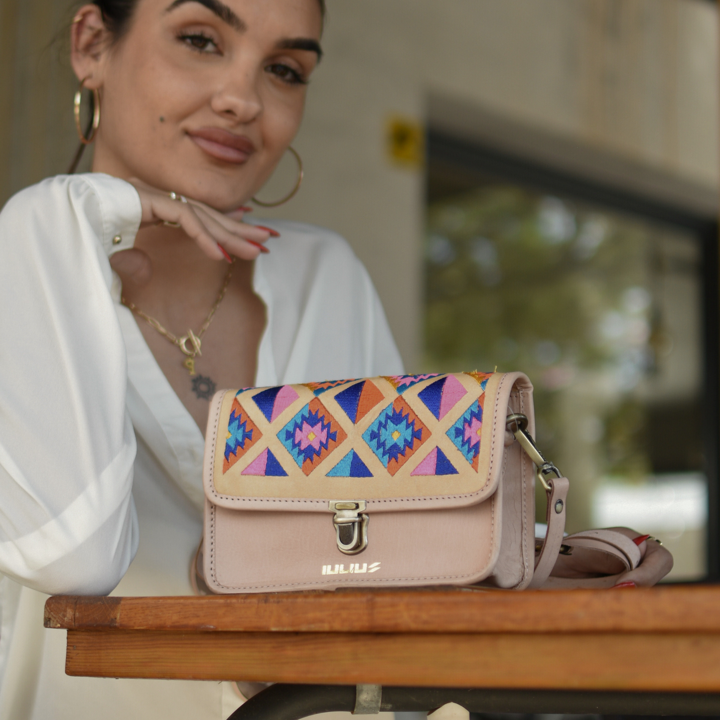 IULIUS Embroidered Artisan Leather Crossbody Bag - Cartera Artesanal de Cuero IULIUS – Bordado y Formato Compacto