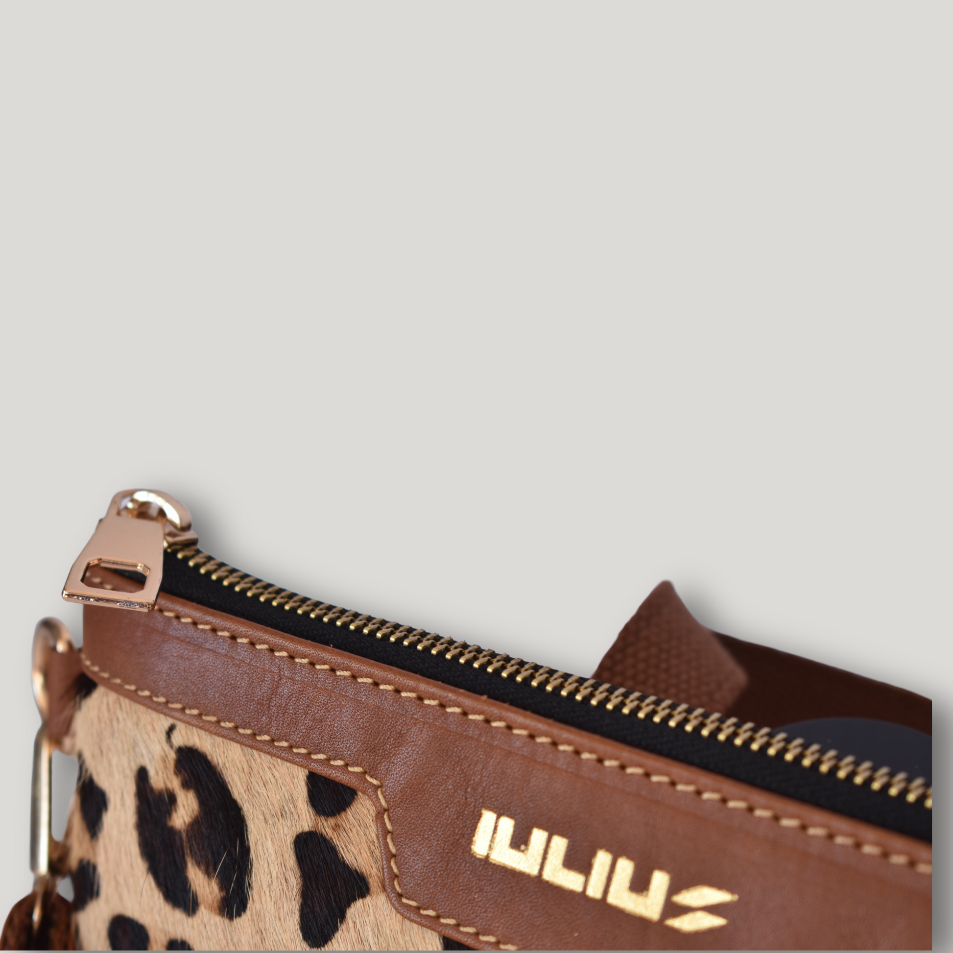 ULIUS Leopard Style Leather Clutch – Brown Leather & Natural Hair - Cartera de Mano Estilo Leopardo – Cuero Marrón y Pelo Natural – IULIUS