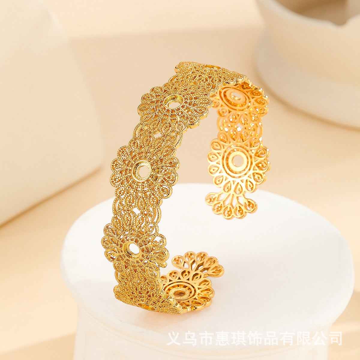 Court-Style Golden Hollow Lace Flower Bracelet Luxurious 18K Gold-Plated Open-End Adjustable Bangle