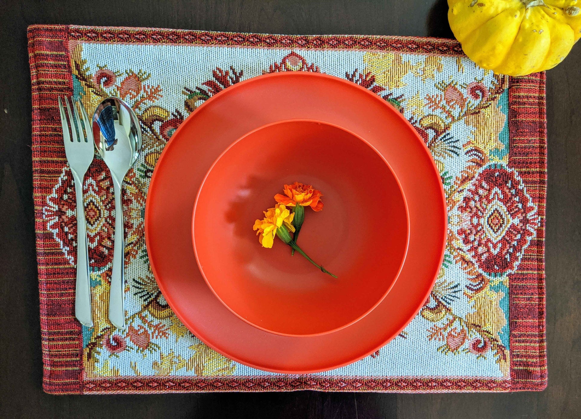 Tache Elegant Burgundy Ornate Paisley Woven Tapestry Placemat Set