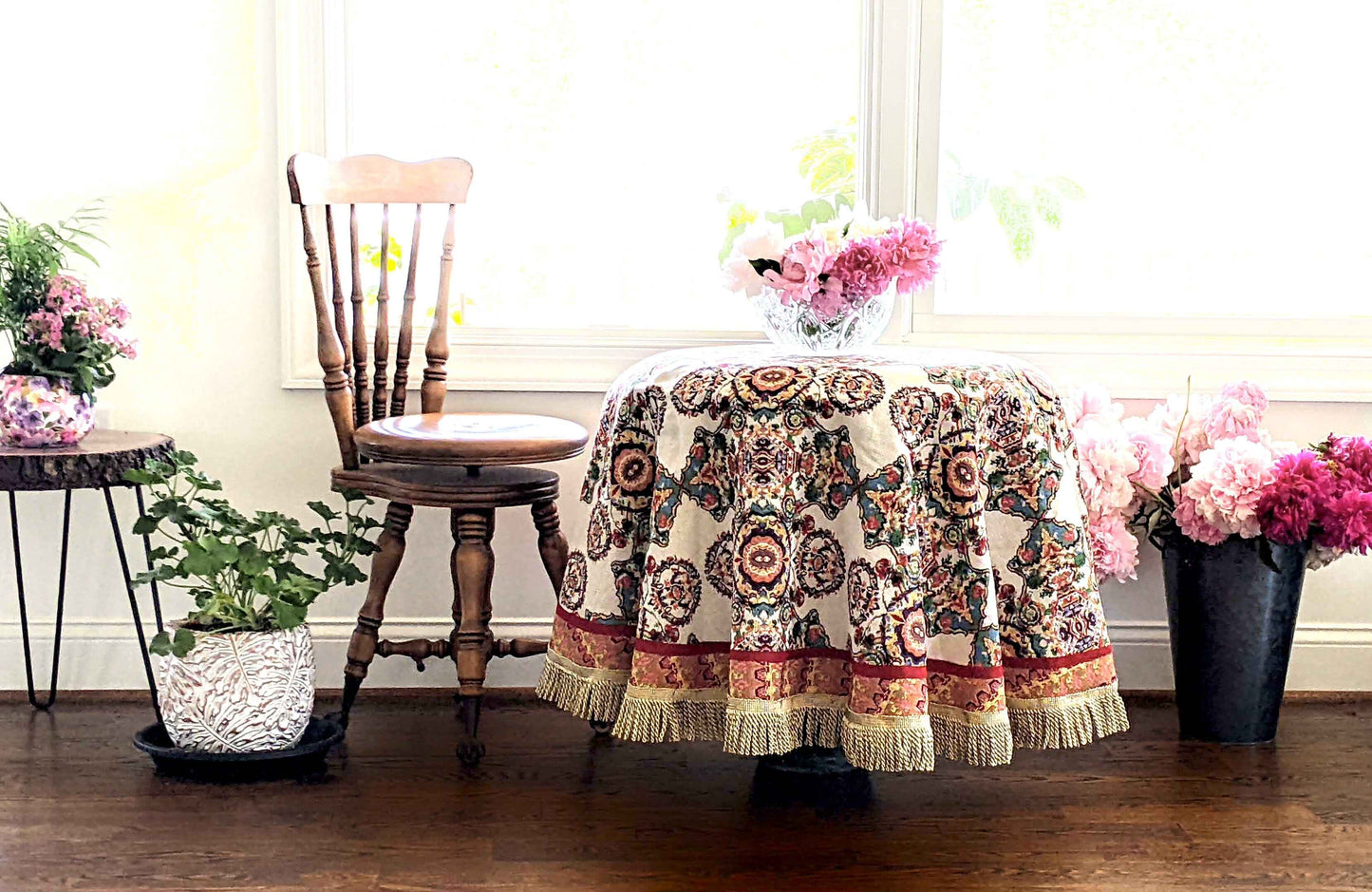 Tache Elegant Ivory Colorful Ornate Paisley Woven Tapestry Tablecloth (18193)