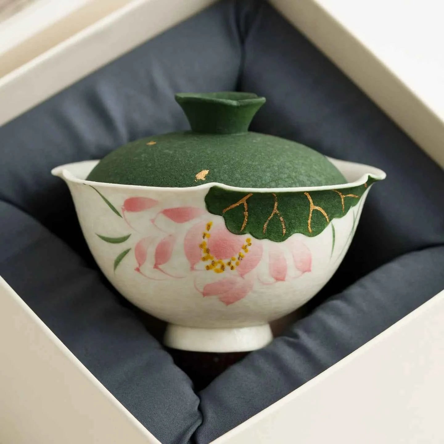 Handmade Ceramic Gaiwan with Lotus Design – 95ml Traditional Chinese Tea Cup with Lid