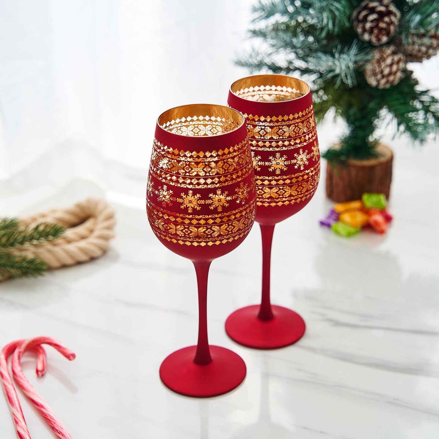 Crystal Stemmed Christmas Wine Glasses Goblets - Set of 2 - Vibrant Themed Red & Gold Etched Winter Snow Wonderland Frosted Glass, Perfect Holiday Themed Seasonal Parties, Great for Christmas & Gifts