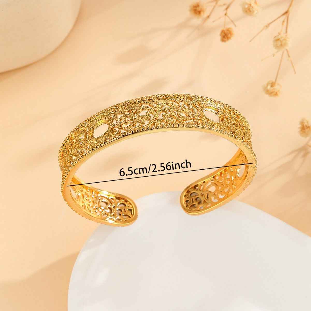 Court-Style Golden Hollow Lace Flower Bracelet Luxurious 18K Gold-Plated Open-End Adjustable Bangle