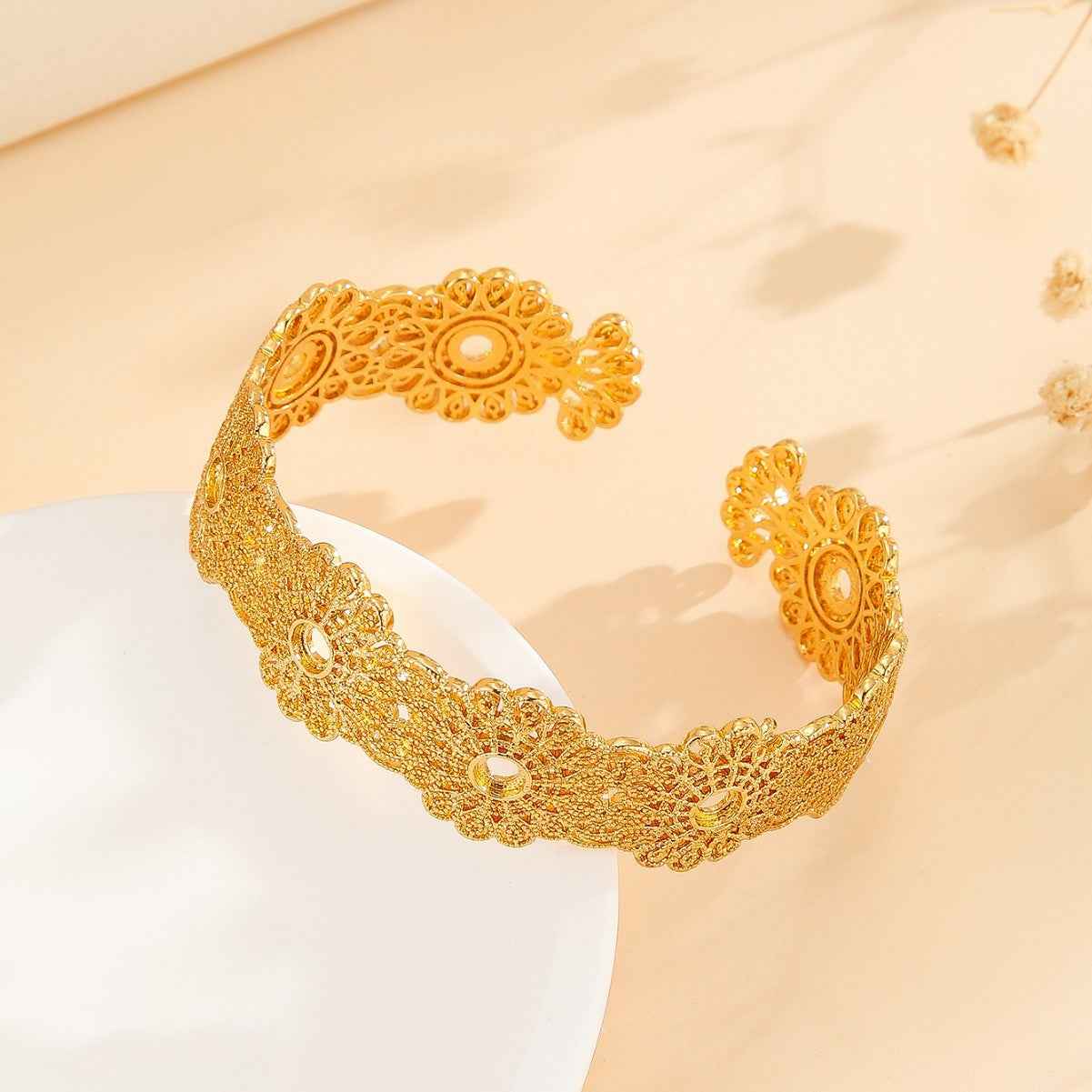 Court-Style Golden Hollow Lace Flower Bracelet Luxurious 18K Gold-Plated Open-End Adjustable Bangle